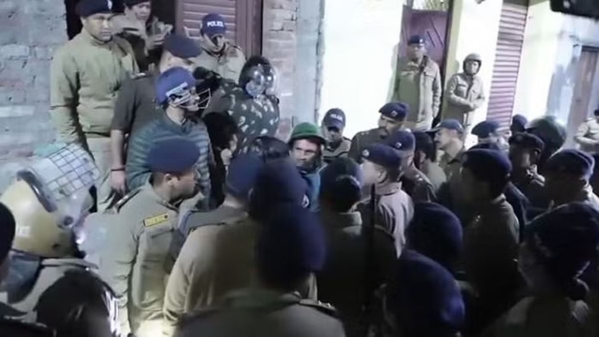 धामी की पुलिस ने की योगी के राज्य में स्ट्राइक! देहरादून से लेकर लखनऊ तक माहौल गरम, बिना इनफार्मेशन 48 घरों को खंगाला, हिरासत में 20 से अधिक लोग