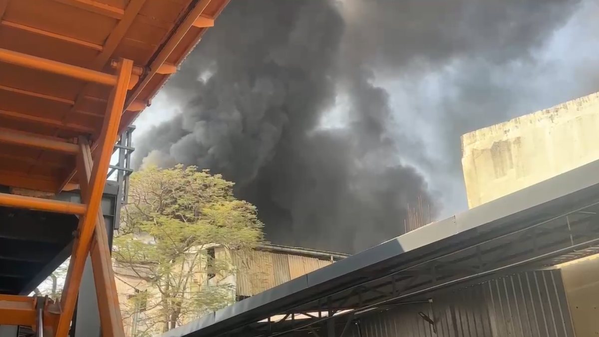 बड़ी खबरः केमिकल फैक्ट्री में लगी भीषण आग, दिन में  छा गया अंधेरा, मची अफरा-तफरी, बुझाने का प्रयास जारी