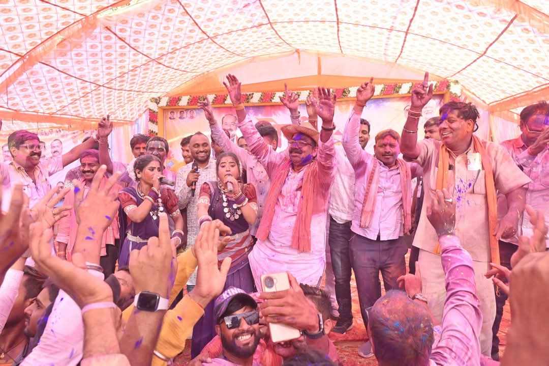 डिप्टी सीएम ने क्षेत्रवासियों संग खेली होली : मुख मुरली बजाए…अरुण साव ने गाया गाना, नगाड़े की थाप पर जमकर थिरके, देखें VIDEO…
