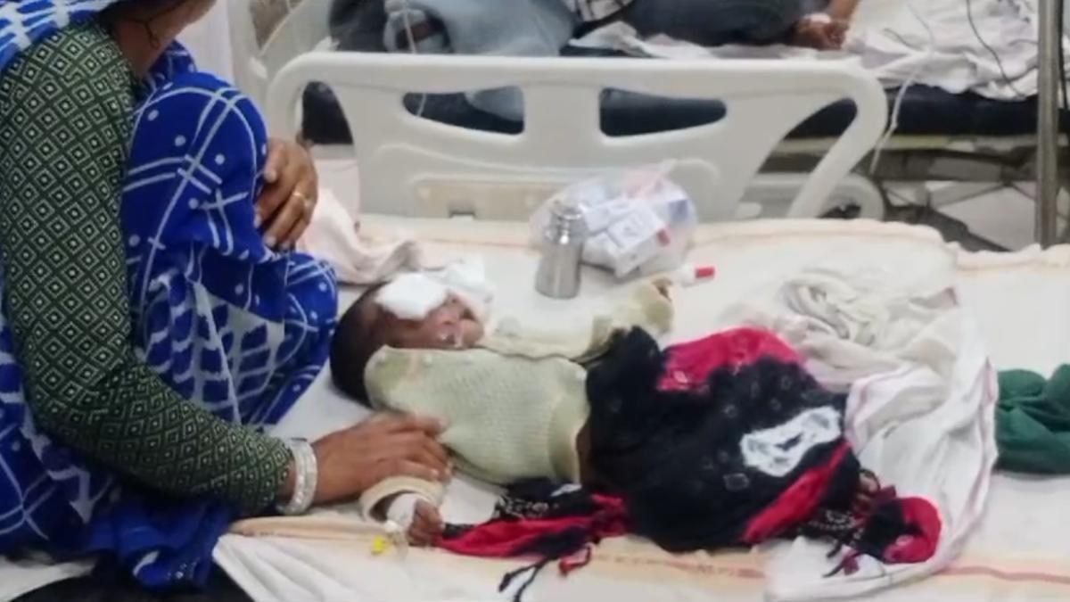 अंधविश्वास ने ली मासूम की जान: तांत्रिक ने धुनी के नाम पर 6 महीने के बच्चे को आग में उल्टा लटकाया, फिर…
