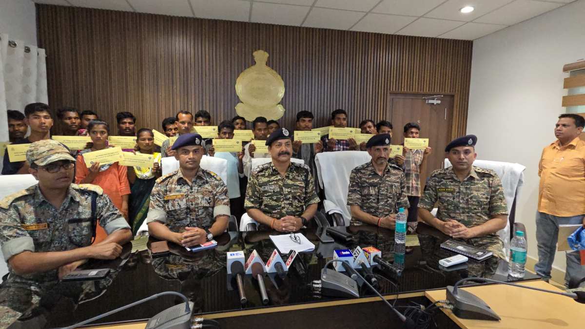 CG NEWS: तेलंगाना, आंध्र और ओडिशा बॉर्डर में सक्रिय  22 नक्सलियों ने किया आत्मसमर्पण, सरकार की योजनाओं से प्रेरित होकर छोड़ी हिंसा…