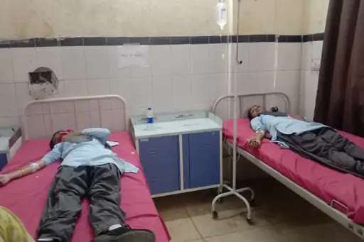 प्रिंसिपल का हुआ तबादला, तो विरोध में सड़क पर उतरे विद्यार्थी, ग्रामीणों और व्यापारियों ने भी प्रदर्शन को दिया समर्थन, 3 छात्राओं की तबीयत बिगड़ी