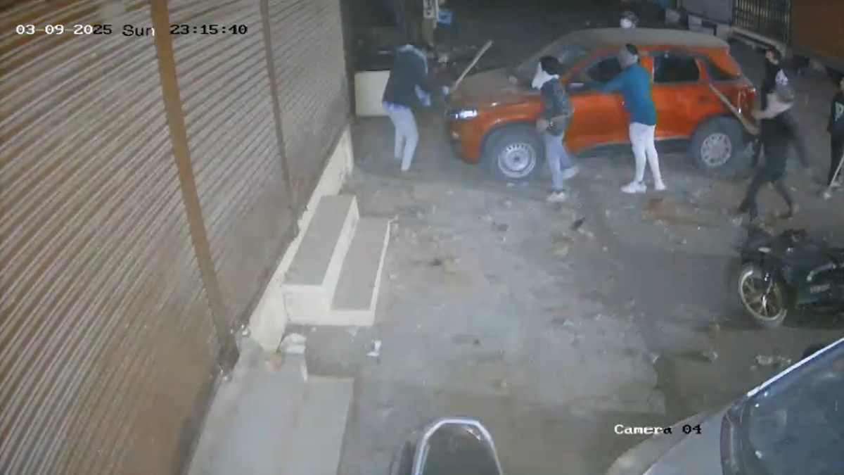 Mhow violence: भारत-न्यूजीलैंड मैच की जीत के जुलूस के बाद महू में पथराव का एक और वीडियो आया सामने