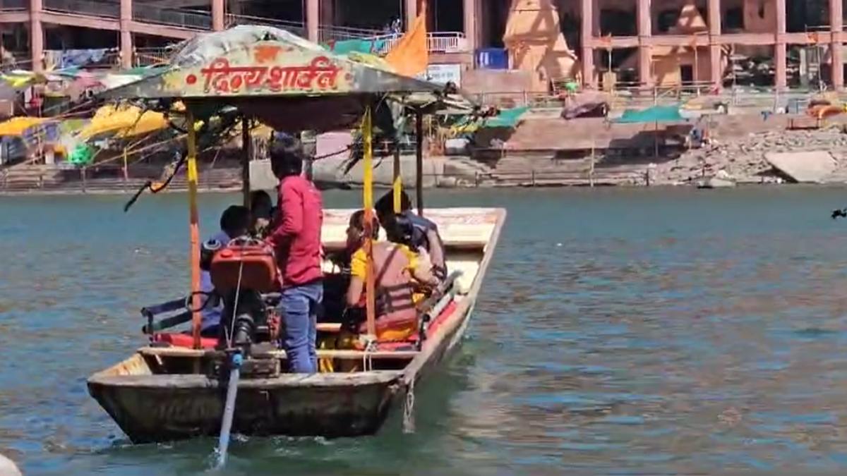 ओंकारेश्वर में एक अप्रैल से डीजल वाली नाव बंदः नाविक संघ की मांग, प्रशासन मदद करें तो CNG और बिजली इंजन वाली नावों का करेंगे उपयोग