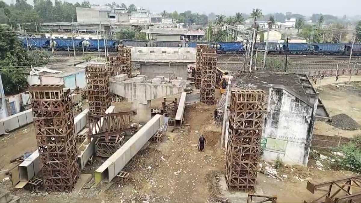 12 करोड़ का फ्लाईओवर 7 साल में भी अधूराः परेशान नगरवासी आज से क्रमिक अनशन पर बैठे