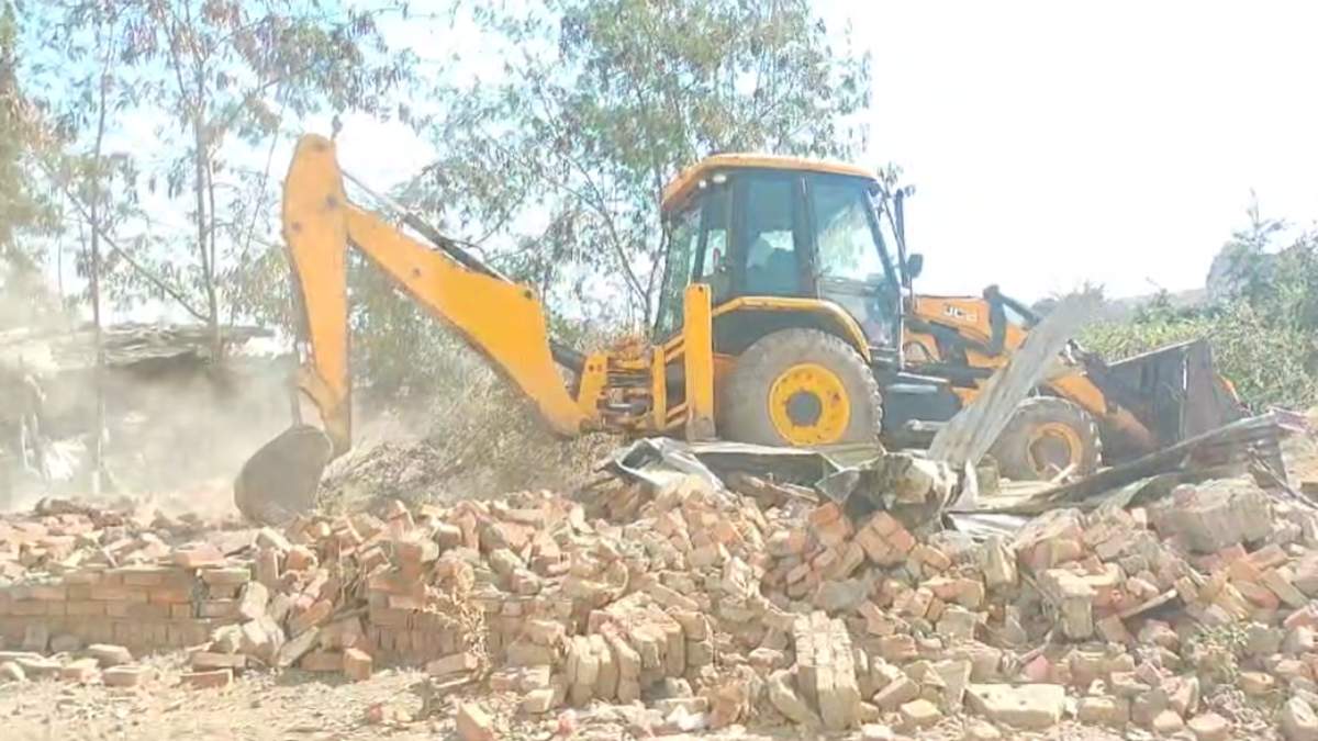 गौहत्या का मामलाः तीसरे दिन भी आरोपियों के पांच अवैध मकानों पर चला बुलडोजर