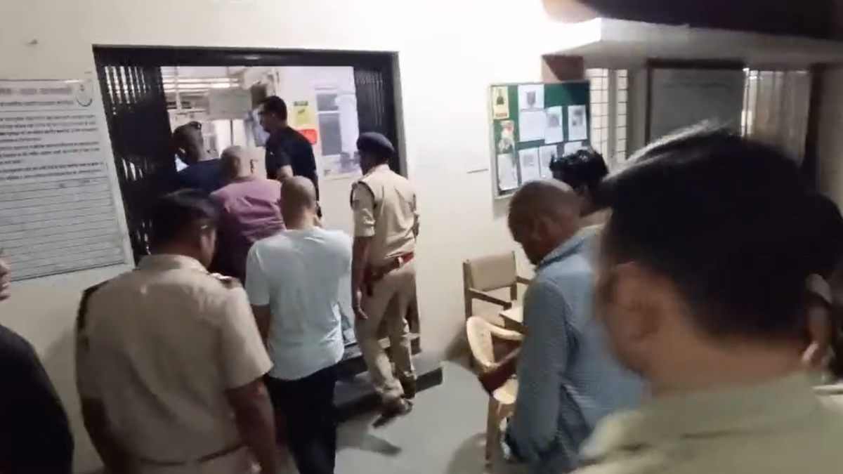 युवकों का मुंडन कराकर जुलूस निकालना पड़ा भारीः SP ने कोतवाली थाना प्रभारी को किया लाइन अटैच