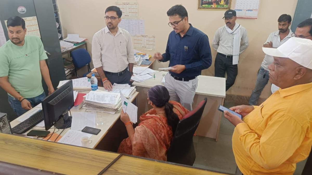 एक्शन में कमिश्नर साहिबा… तहसीलदार, नायब तहसीलदार समेत 3 को थमाया कारण बताओ नोटिस, ये रही वजह