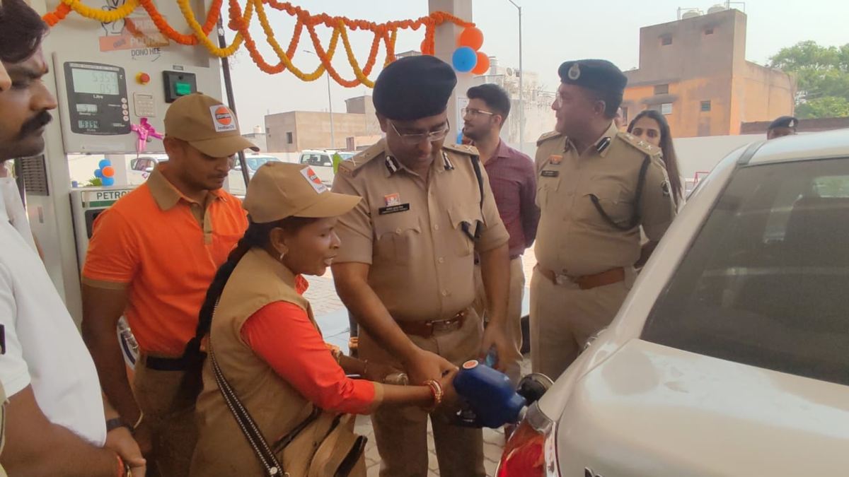 …जब IG अमरेश मिश्रा ने कार में डाला पेट्रोल, देखते रहे SP अग्रवाल