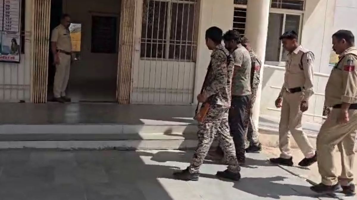 खाकी के हत्थे चढ़ा कुख्यात अपराधी, वाहन चेकिंग के दौरान पुलिसकर्मी को सुलाई थी मौत की नींद, कई केस में काट रहा था फरारी