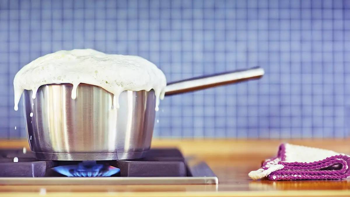 Prevent Milk From Boiling Over: दूध और चाय उबालते समय गिरकर गैस पर फैल जाता है? तो इन टिप्स को करें फॉलो…