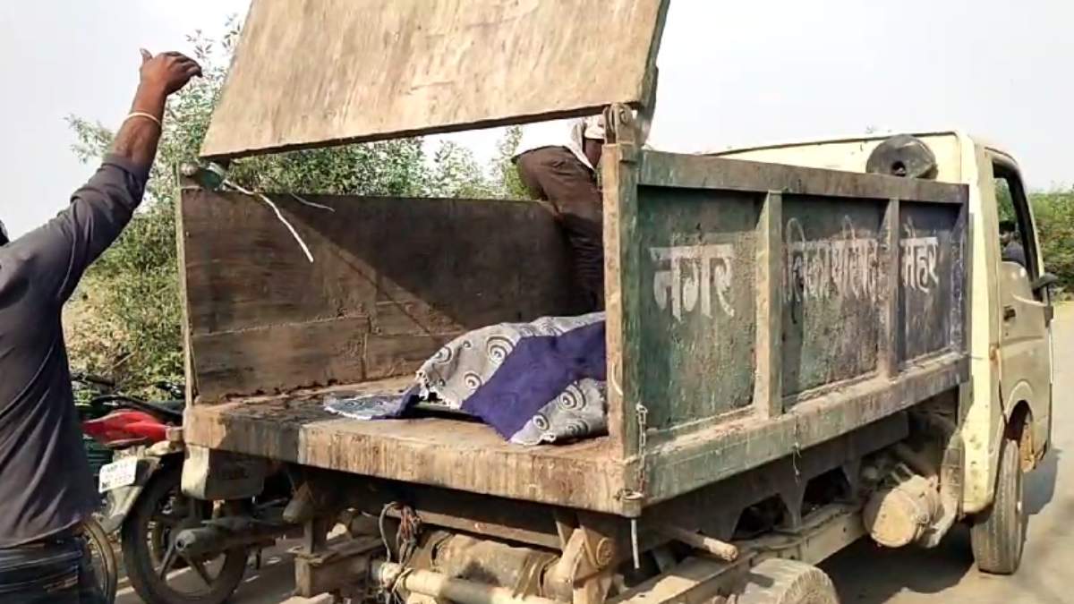 निकम्मे सिस्टम की शर्मनाक तस्वीर… पुलिसकर्मियों ने कचरा गाड़ी में अस्पताल पहुंचाया युवक का शव, जानिए क्या है मामला