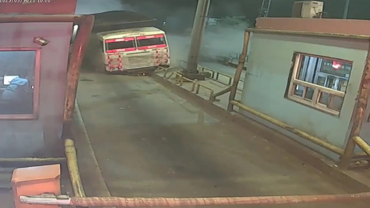 बाल-बाल बचे कर्चमारी: टोल प्लाजा के डिवाइडर पर चढ़ा तेज रफ्तार डंपर, देखें खौफनाक VIDEO