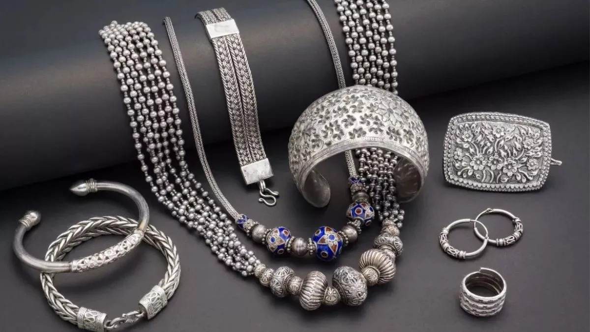 Silver Investment Details: चांदी ने तोड़े सारे रिकॉर्ड, 1 लाख रुपए के पार पहुंची कीमत…