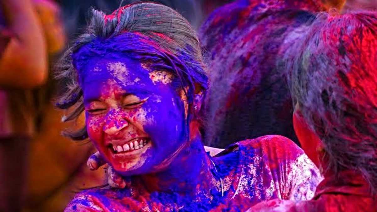 Holi 2025, Skin Care Tips: होली में स्किन पर लग जाए केमिकल वाले रंग, तो घबराएं नहीं! इन तरीकों से करें साफ़…