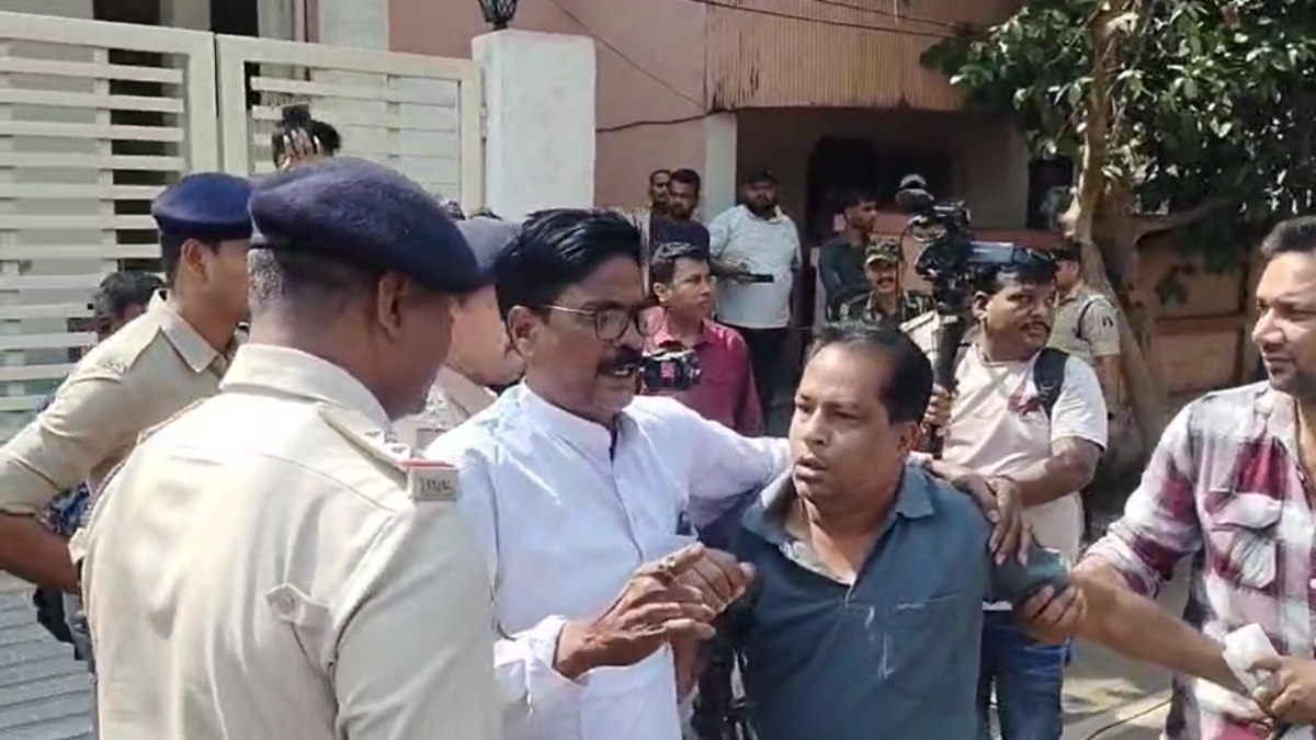 भूपेश बघेल के घर सीबीआई की छापेमारी के दौरान पुलिस से भिड़ा कांग्रेस कार्यकर्ता, देखिए वीडियो…