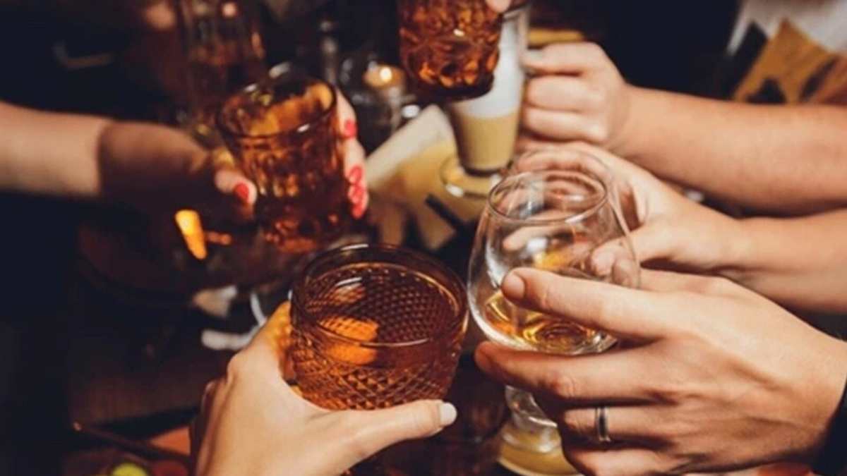 शराबी ने अस्पताल तीन घंटे तक में किया हंगामा, लोगों ने पीटा फिर किया पुलिस के हवाले…