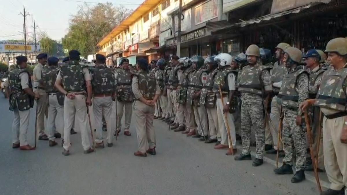 होली और जुमे की नमाज को लेकर एक्शन में पुलिस, निकाला फ्लैग मार्च, लोगों से की गई ये अपील