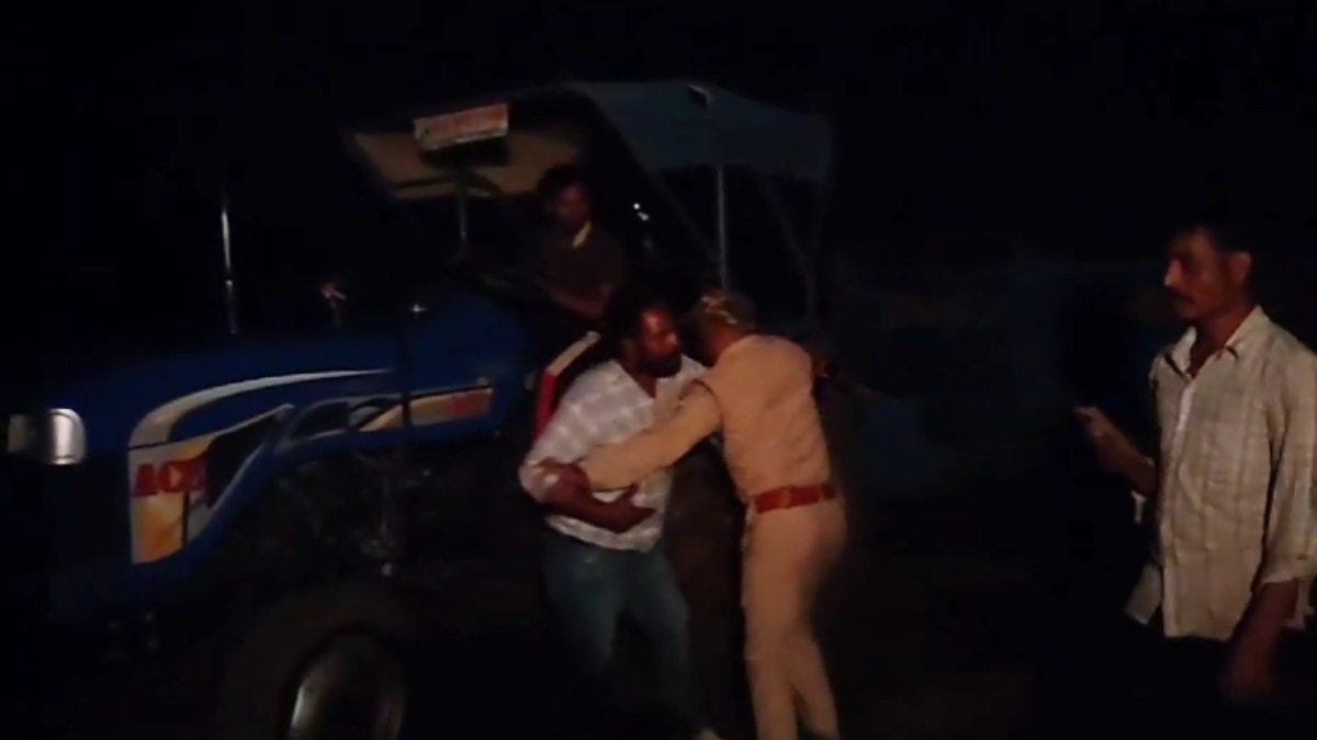 लूट का आरोपी जनपद सदस्य समेत तीन गिरफ्तारः अवैध खनन में जब्त ट्रैक्टर को चौकी से लूट की वारदात को दिया था अंजाम, एक आरोपी अब भी फरार