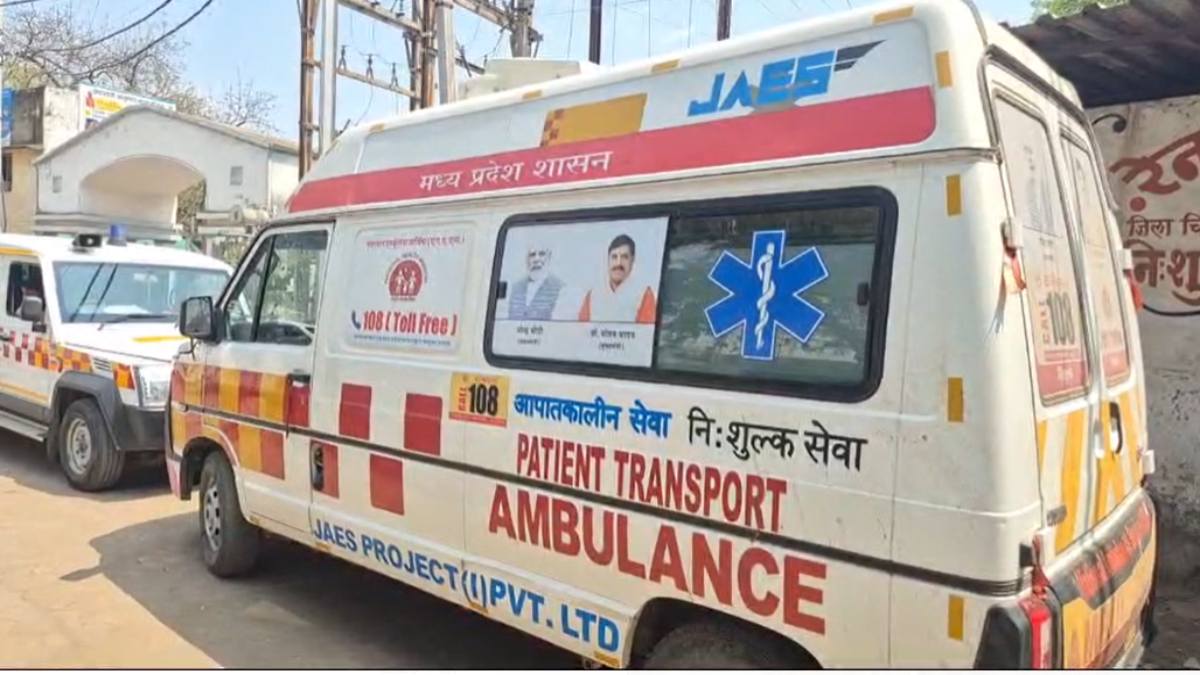 बड़ी कार्रवाईः मरीजों को निजी अस्पताल में भेजने वाले 8  एंबुलेंस कर्मचारियों को विभाग ने नौकरी से निकाला