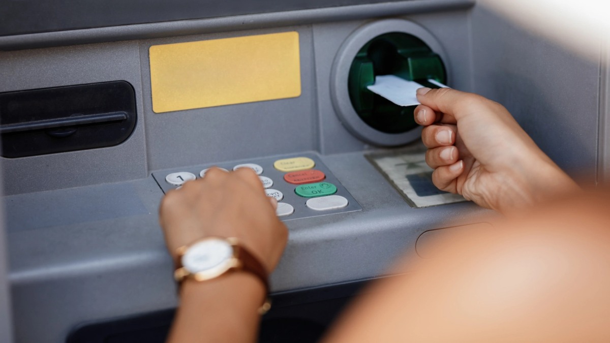 ATM Charges Latest Update: RBI ने बढ़ा ATM यूजर्स को दिया झटका, अचानक बढ़ा दिया चार्ज