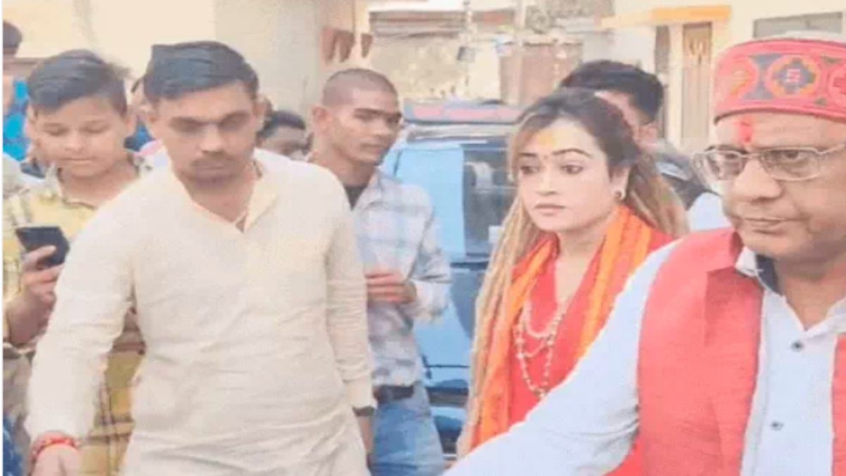 ‘जो पत्थर फेंक रहे हैं…’, विहिप कार्यालय पहुंचीं हर्षा रिछारिया, कहा- आज एक ही पार्टी कर रही हिंदुओं की बात