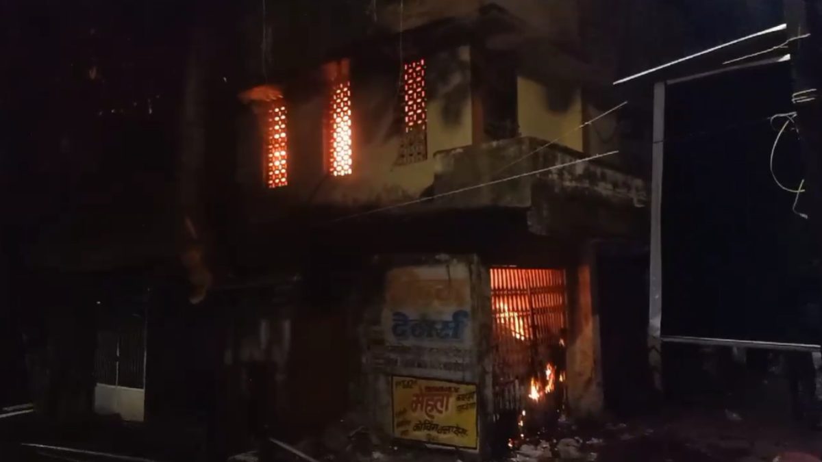 निगम के जोन कार्यालय में देर रात लगी भीषण आगः दस्तावेज जलकर खाक, आधा दर्जन दमकल वाहन की मदद से आग पर पाया काबू