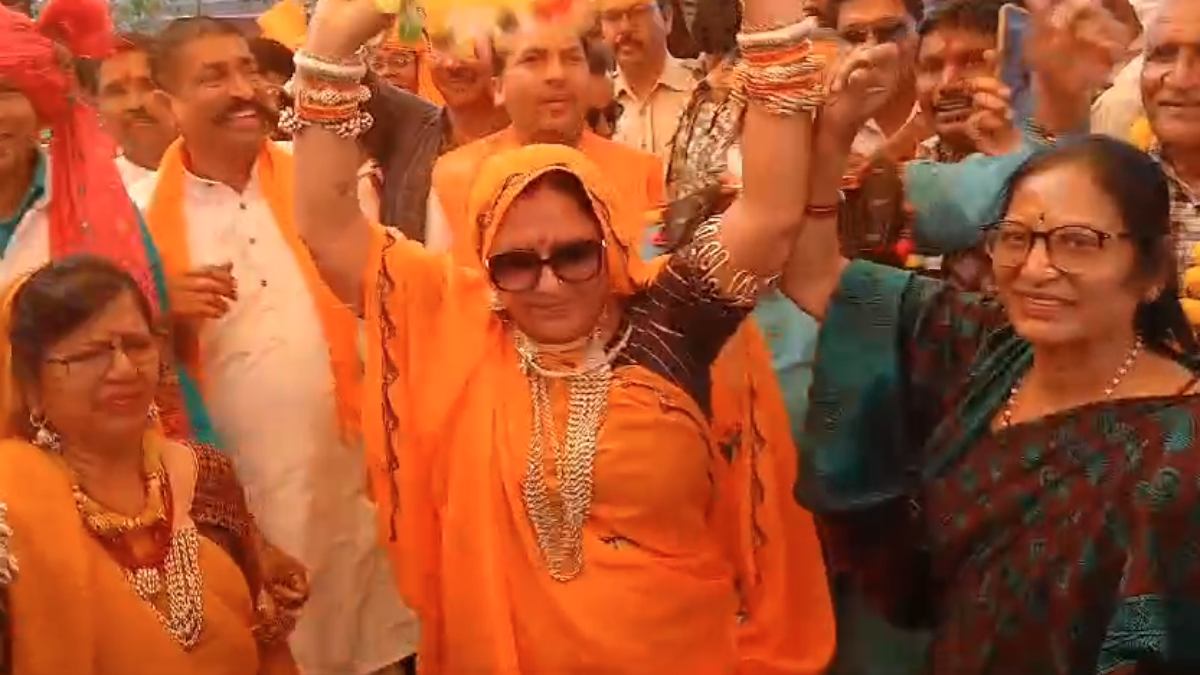 Bhagoriya Mela 2025: मांदर की थाप पर थिरकीं केंद्रीय राज्य मंत्री सावित्री ठाकुर, आदिवासी वेशभूषा में नेताओं-कलेक्टर ने किया नृत्य