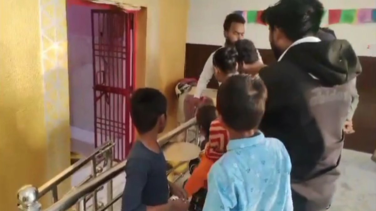 चोरों का दुस्साहस देखिएः ग्रामीणों ने पकड़ा तो फायरिंग कर दी, हथियार दिखाकर चोरी का सामान और बाइक छोड़ भाग गए, तलाश में जुटी पुलिस