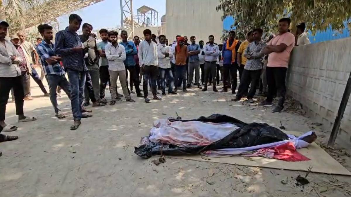 माइंस हादसे में घायल मजदूर की इलाज के दौरान मौतः मुआवजे की मांग को लेकर शव रखकर प्रदर्शन, प्रशासनिक अधिकारी मौके पर पहुंचे