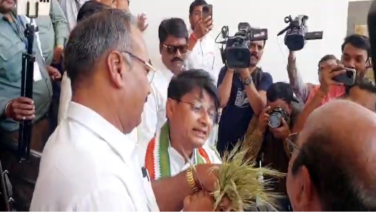 MP Assembly Budget Session: गेहूं की बाली सदन के अंदर ले जाने को लेकर प्रवेश द्वार पर हुई खींचातानी