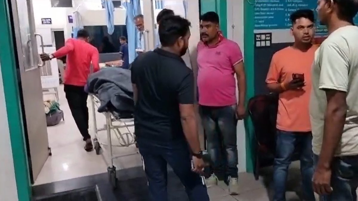 नरसिंहपुर सड़क हादसे में एक मौत तीन घायलः दो बाइक सवारों को ट्रक से ओवरटेक करना पड़ा भारी, तीनों की हुई सीधी भिड़ंत