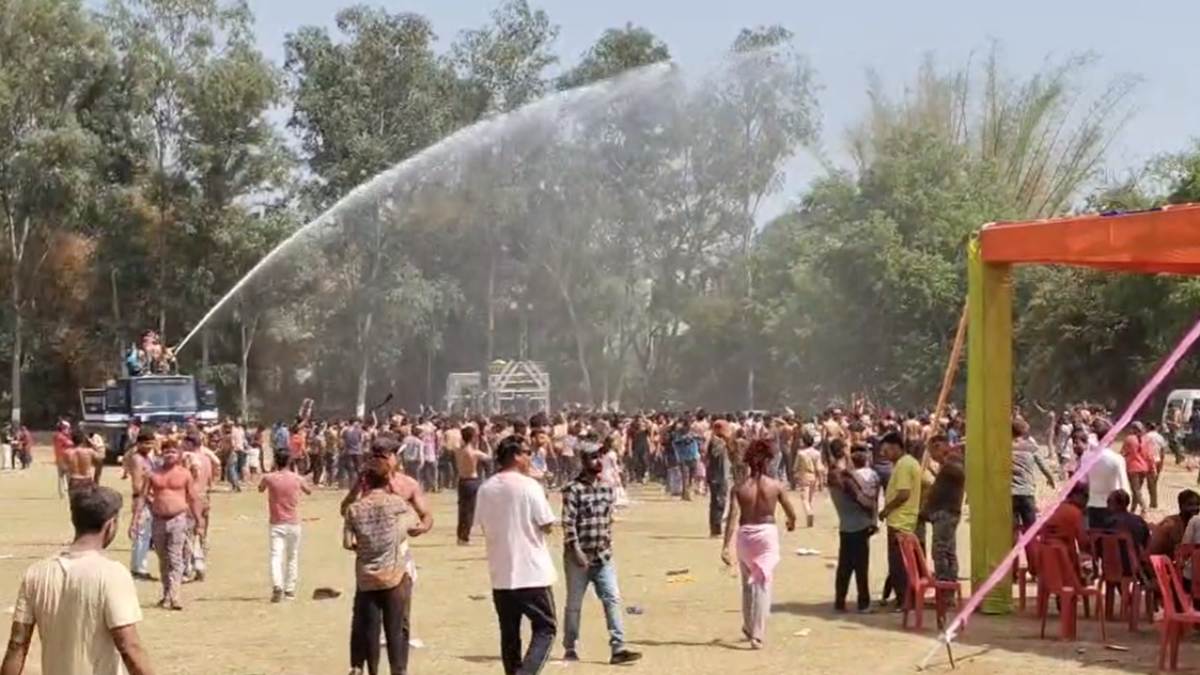पुलिस की होलीः सिपाही से लेकर अधिकारी थिरके, भोपाल में पुलिस लाइन में और ग्वालियर में DRP लाइन में जमकर उड़े रंग-गुलाल
