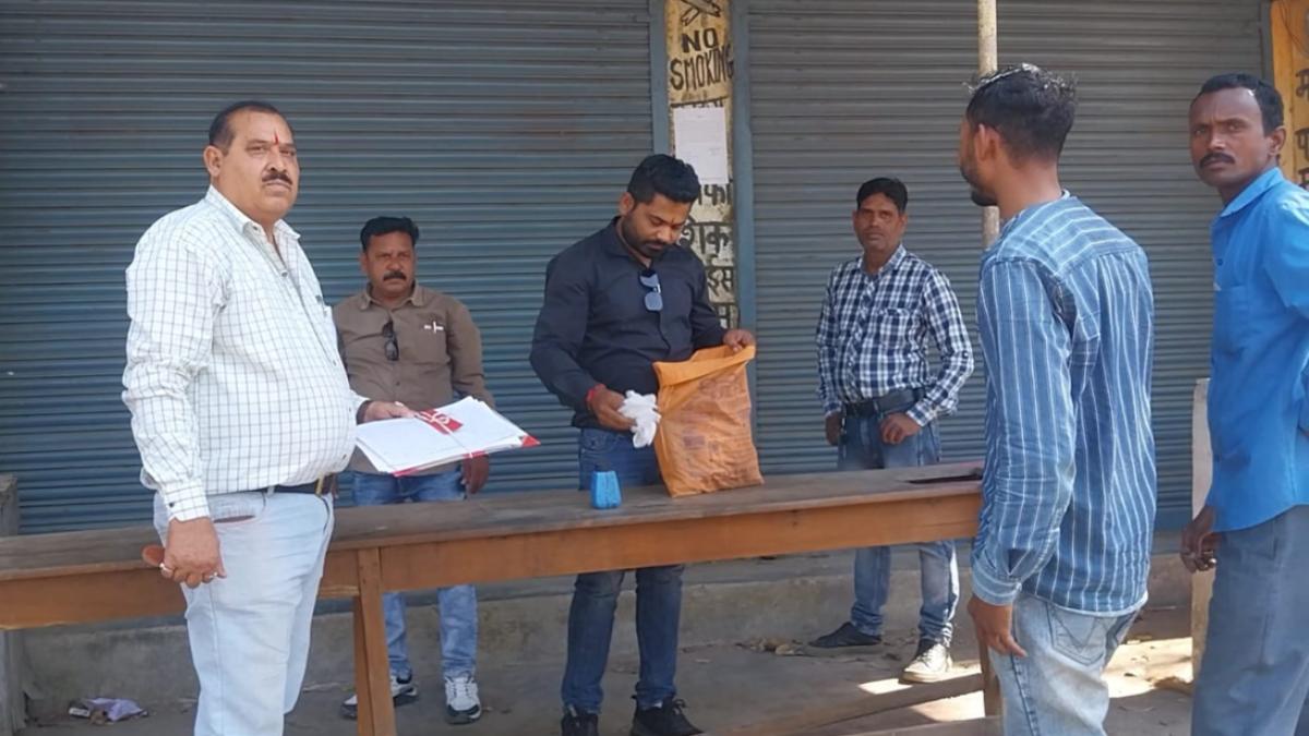 Tax न पटाने वालों पर प्रशासन हुआ सख्त, व्यापारियों के खिलाफ कार्रवाई कर दुकानें की सील