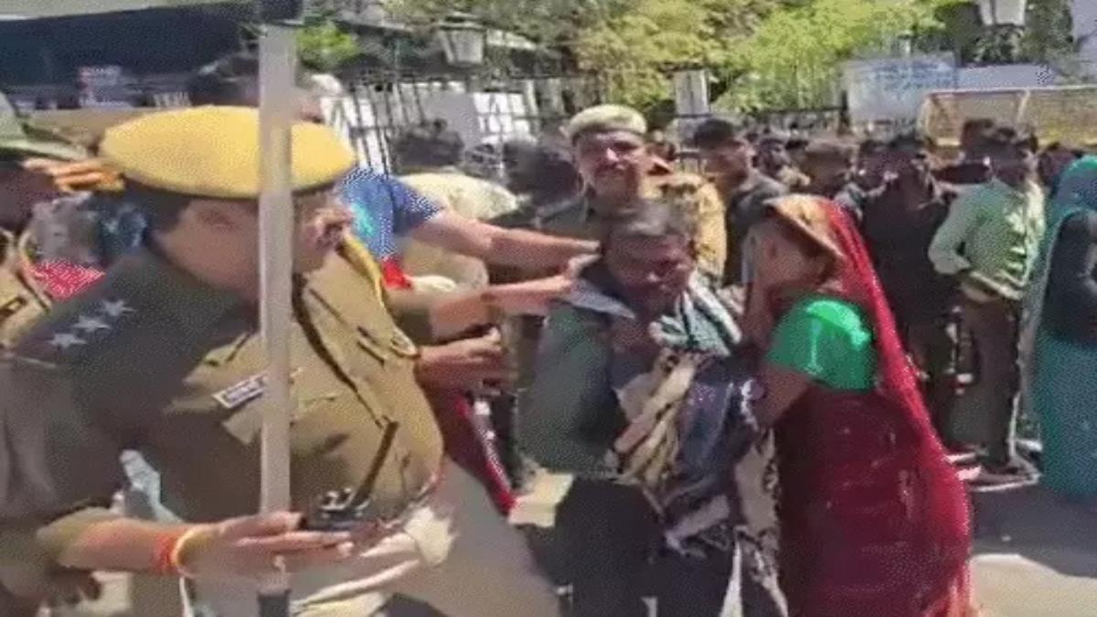 Rajasthan News: मप्र से आए सैकड़ों मजदूरों के वेतन लंबित, भुगतान की मांग को लेकर किया प्रदर्शन, तो SHO ने कहा- जूते लगाउंगा…