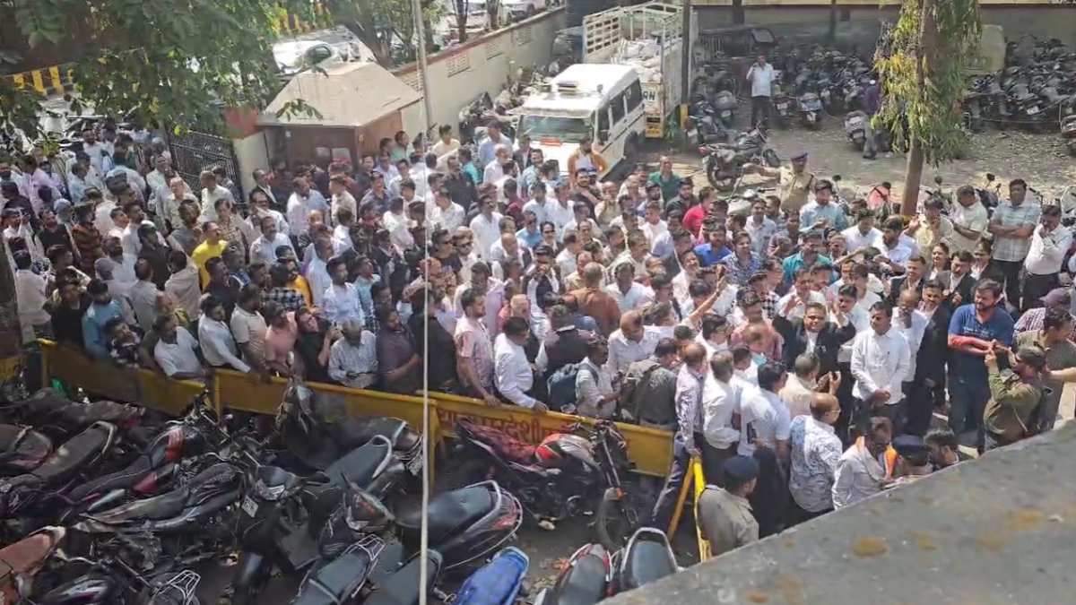 खाकी, काला कोट और मुकदमाः वकीलों ने किया चक्काजाम और थाने का घेराव, ये है मामला