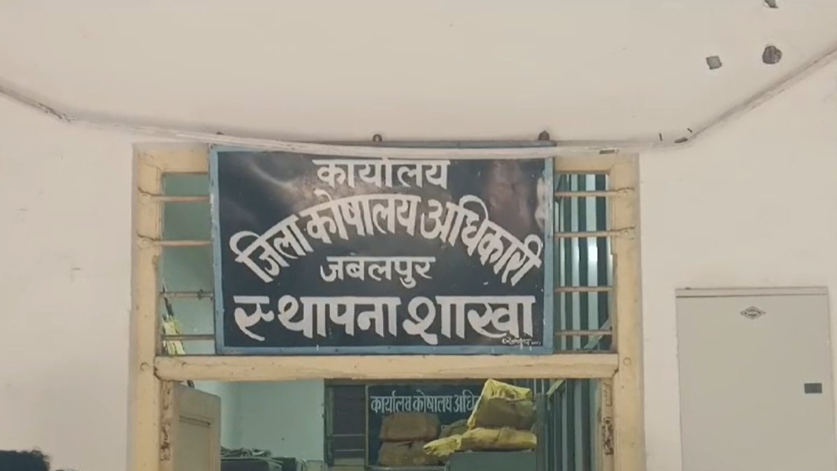 जालसाज बाबू की करतूतः 44 हजार की सैलरी को दस्तावेज में छेड़छाड़ कर 4 लाख 44 हजार कर दिया, लग्जरी लाइफ के शौकीन क्लर्क ने किया सात करोड़ का गबन