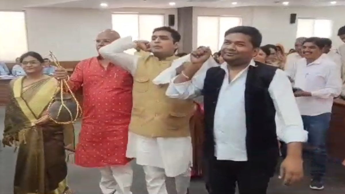 नगर निगम बजट में जमकर हंगामाः शहर सरकार के मंत्री आपस में भिड़े, भाजपा पार्षदों ने निकाली अर्थी तो कांग्रेस ने गंगाजल से सदन का किया शुद्धिकरण, बैठक स्थगित