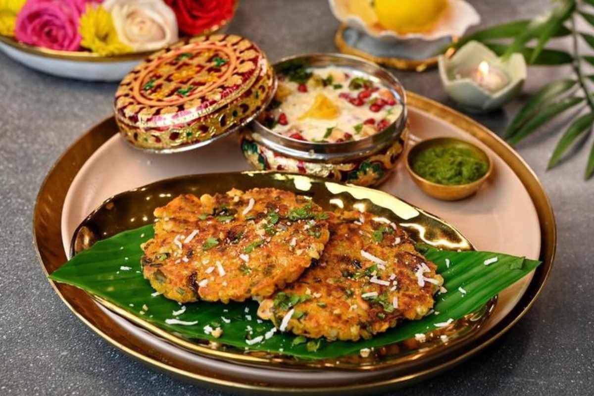 Navratri Special, Sabudana Thalipeeth Recipe: इस नवरात्रि में मां को भोग लगाएं स्वादिष्ट साबूदाना थालीपीठ, यहां जाने सामग्री और बनाने का तरीका…