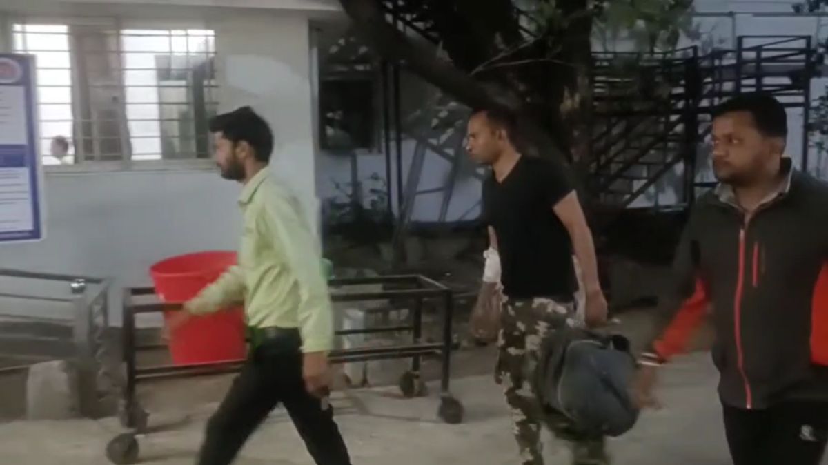 पुलिस टीम पर पथरावः वारंटी को पकड़ने गई जवानों पर बदमाशों ने बोला हमला, दो पुलिसकर्मी घायल, गांव पुलिस छावनी में तब्दील