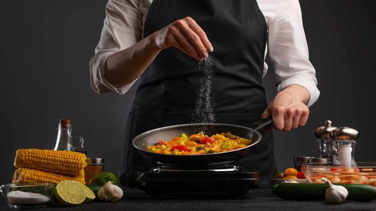 When to add Salt while Cooking: खाना बनाते समय कब डालें नमक? जानिए सही तरीका…