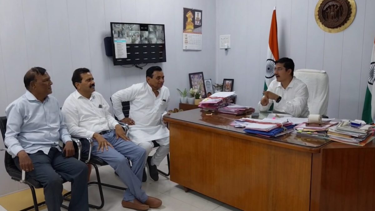 बड़ी खबरः जनपद अध्यक्ष के खिलाफ अविश्वास प्रस्ताव टला, बीजेपी विधायक ने 19 सदस्यों के साथ देर रात कलेक्टर से मुलाकात कर आवेदन लिया वापस