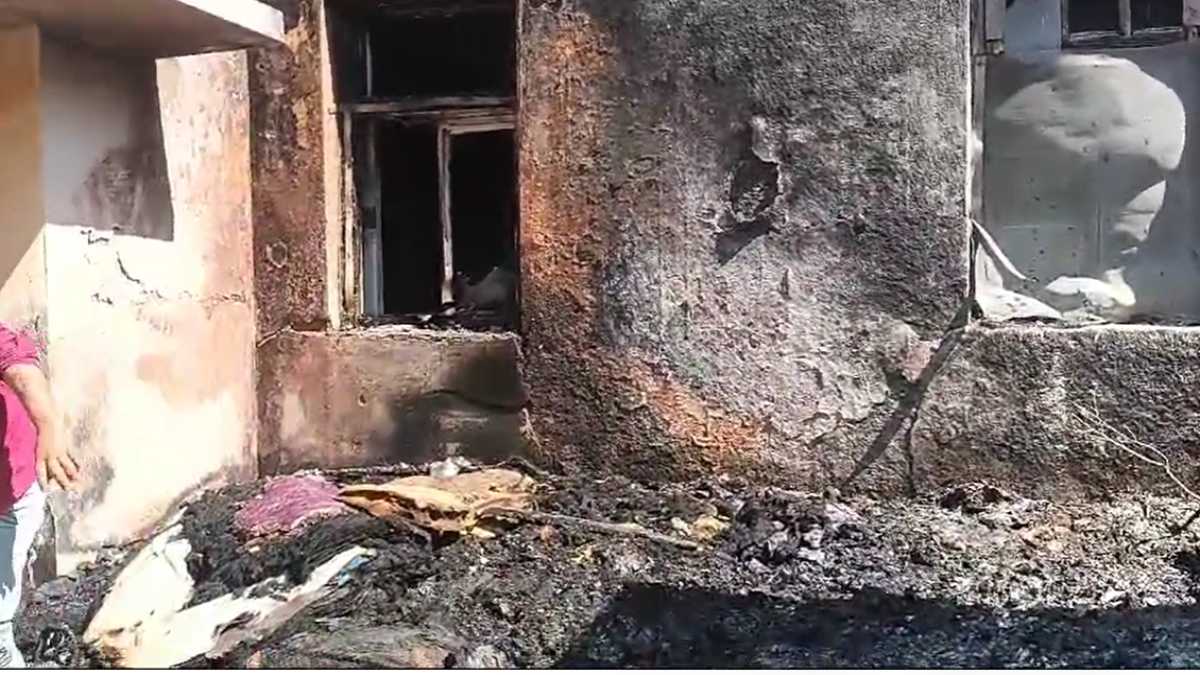सामुदायिक स्वास्थ्य केंद्र में लगी आगः मेडिकल वेस्ट में लगी आग पहुंची ड्रेसिंग रूम तक, बड़ा हादसा टला