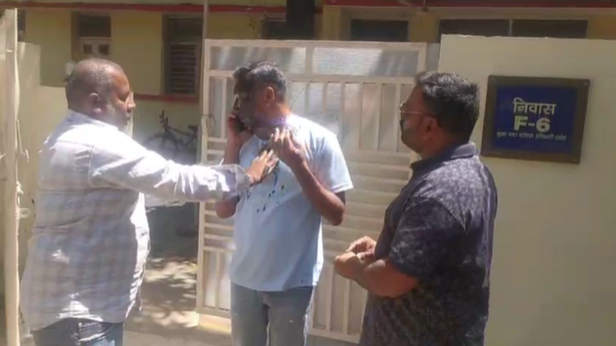 CMO के चेहरे पर पोती कालिखः नवरात्रि के झंडे हटाने से हिंदू संगठन के कार्यकर्ता थे नाराज, की जमकर नारेबाजी