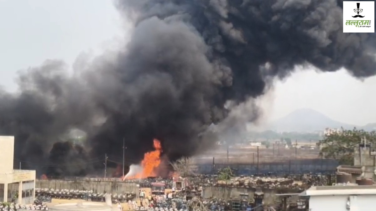 Breaking News: बिजली विभाग के गोदाम में लगी भीषण आग, नए-पुराने ट्रांसफार्मर जलकर खाक, इलाके में मचा हड़कंप, देखें Video…