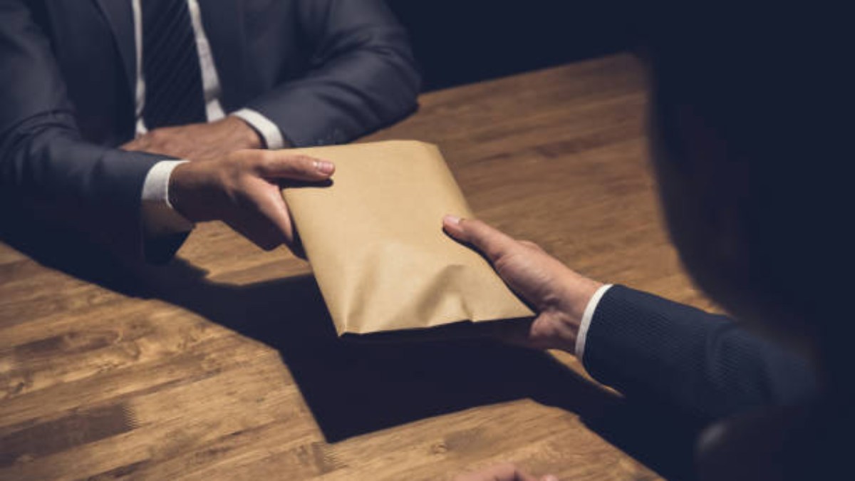 Crime News: रिश्वत लेते रंगे हाथों पकड़ा गया राजस्व सहायक, विजिलेंस विभाग ने किया गिरफ्तार, ठिकानों पर विभागीय टीम की रेड जारी