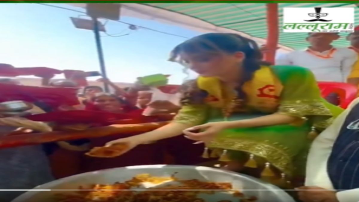 बागेश्वर धाम कन्या विवाह में शामिल हुई फिल्म स्टार उर्वशी रौतेलाः भक्तों को भोजन परोसते आई नजर, वीडियो वायरल