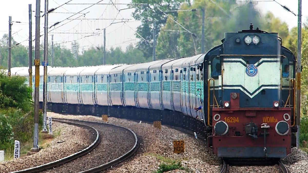 Indian Railway: रेलवे ने बढ़ाए टिकटों के दाम, 1 जुलाई से महंगा हो जाएगा AC और एक्सप्रेस ट्रेनों में सफर, जानिए कितना बढ़ा किराया ?