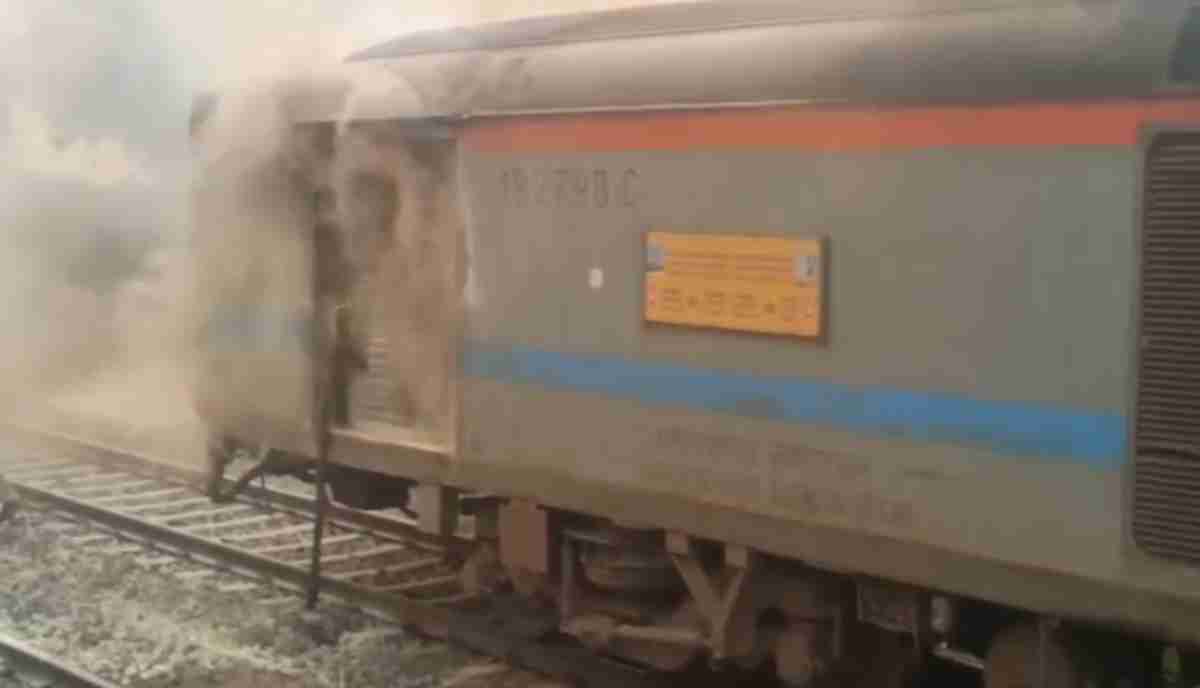 BREAKING: चलती ट्रेन में आग का तांडव, धुआं उठता देख यात्रियों में मची चीख-पुकार