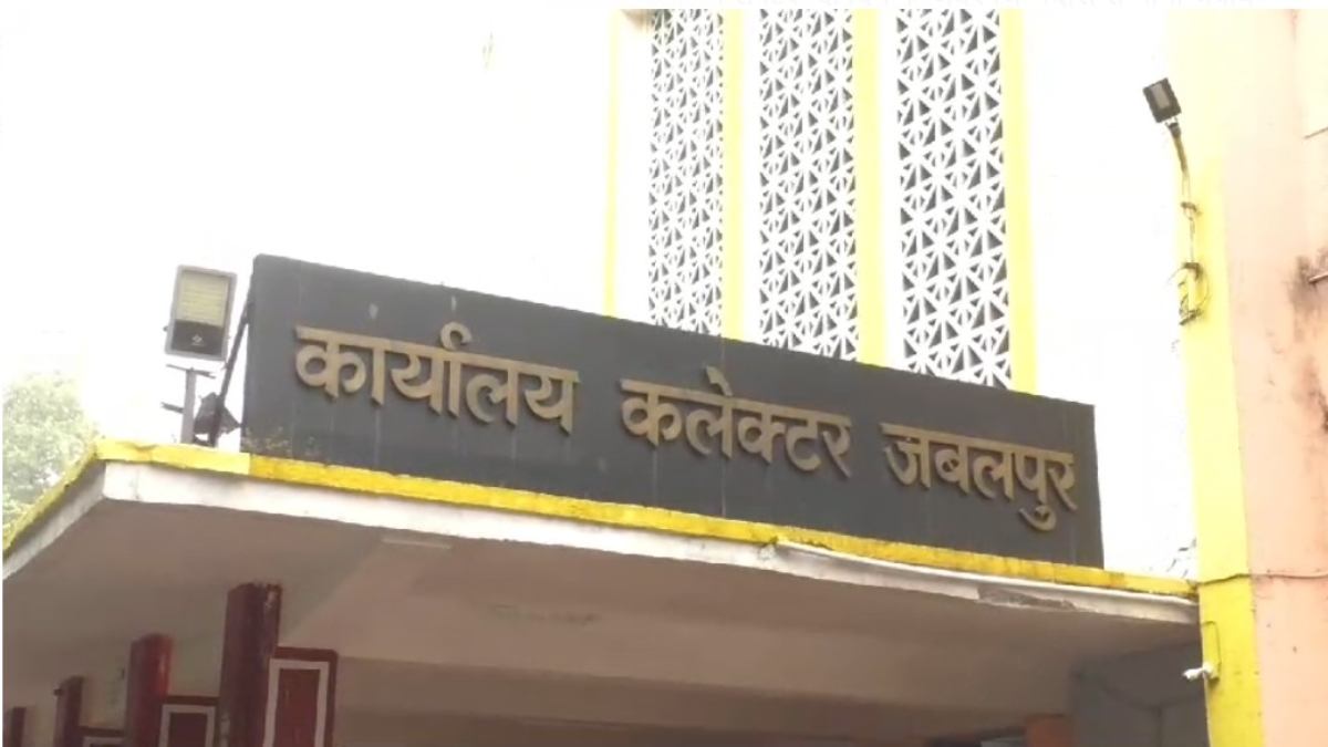 बड़ी कार्रवाई: 25 तहसीलदारों और नायब तहसीलदारों को कलेक्टर ने दिया नोटिस, 2 कर्मचारियों की रोकी वेतनवृद्धि, मचा हड़कंप